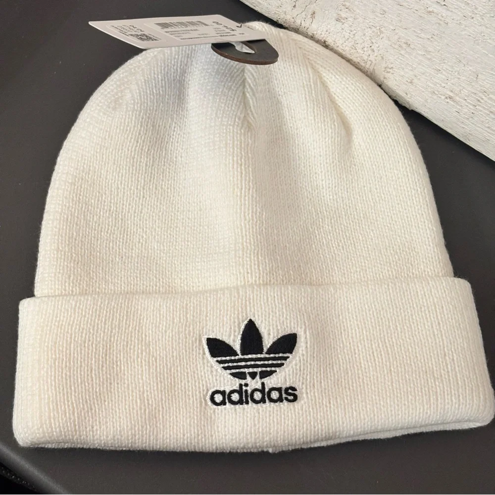 ADIDAS‎ Women’s ORIGINALS TREFOIL BEANIE WHITE/BLACK NEW